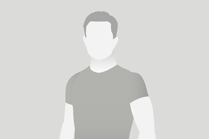 Schlichter Umriss eines Mannes in T-Shirt vor neutralem Hintergrund, ohne erkennbare Gesichtszüge.