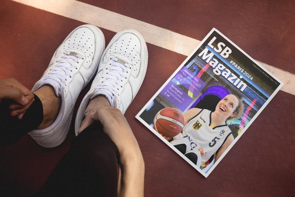Zwei Schuhe auf einem Basketballfeld, daneben liegt das LSB Magazin mit einer Basketballspielerin auf dem Cover.