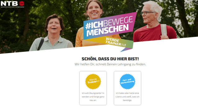 Drei Personen l&auml;cheln im Freien, halten ein Plakat mit der Aufschrift &bdquo;#ICHBEWEGE GEMENSCHEN&ldquo; und stehen vor einer hellen Hintergrundgrafik.