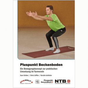 Sportler in grüner T-Shirt- und schwarzen Shorts-Position zum Squat auf einer Trainingsmatte in einem Turnraum.