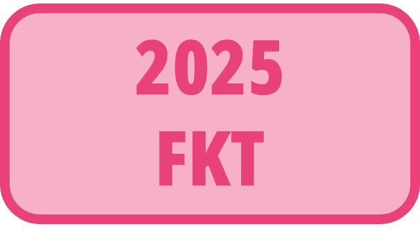 Pinkfarbige Grafik mit dem Text &bdquo;2025 FKT&ldquo; in gro&szlig;er, fetter Schrift.